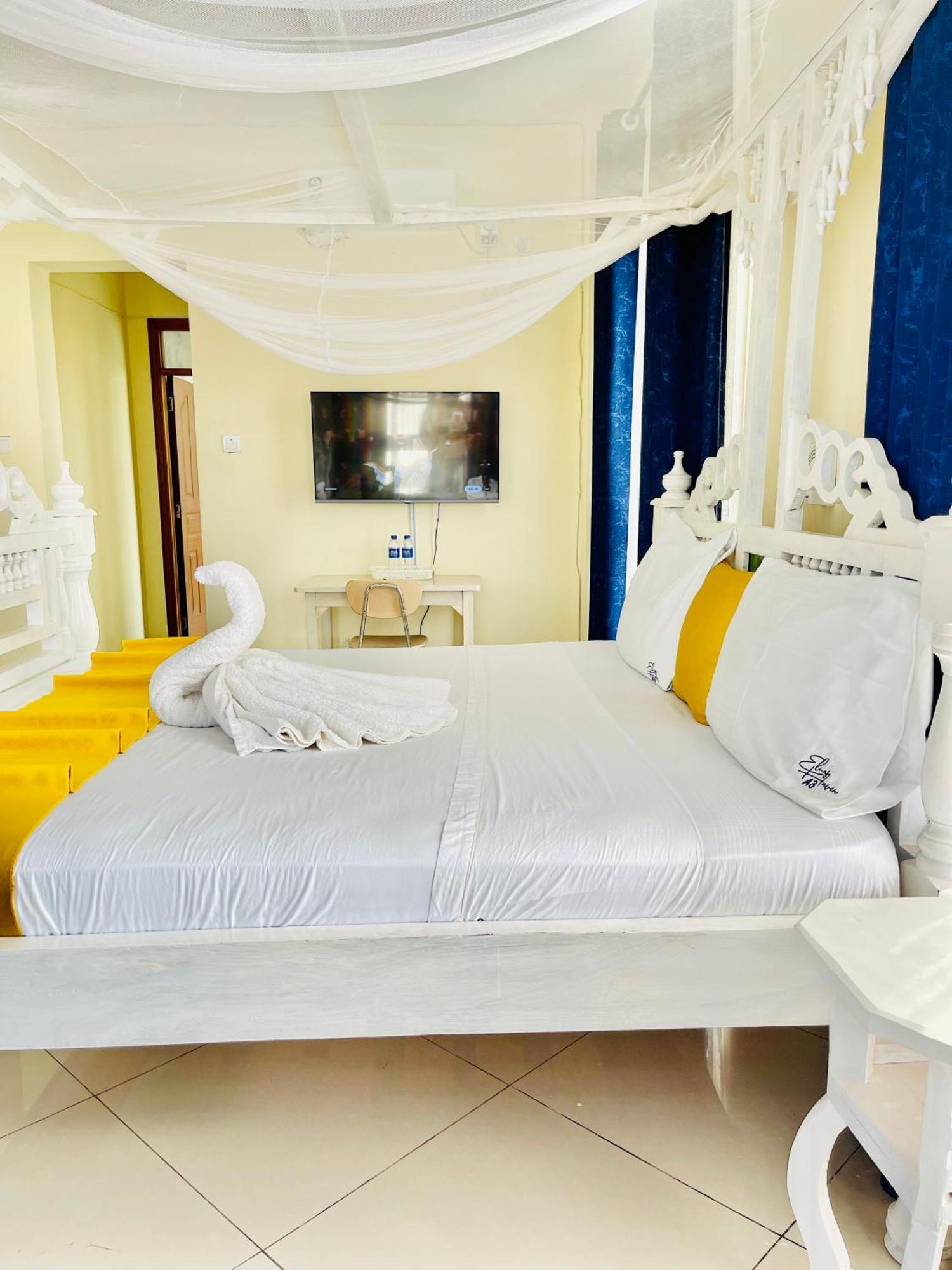 Elna'S Nyali - Work & Unwind - Pool, Sea Views, Ac & Fast Wi-Fi Bed & Breakfast Mombasa Bagian luar foto