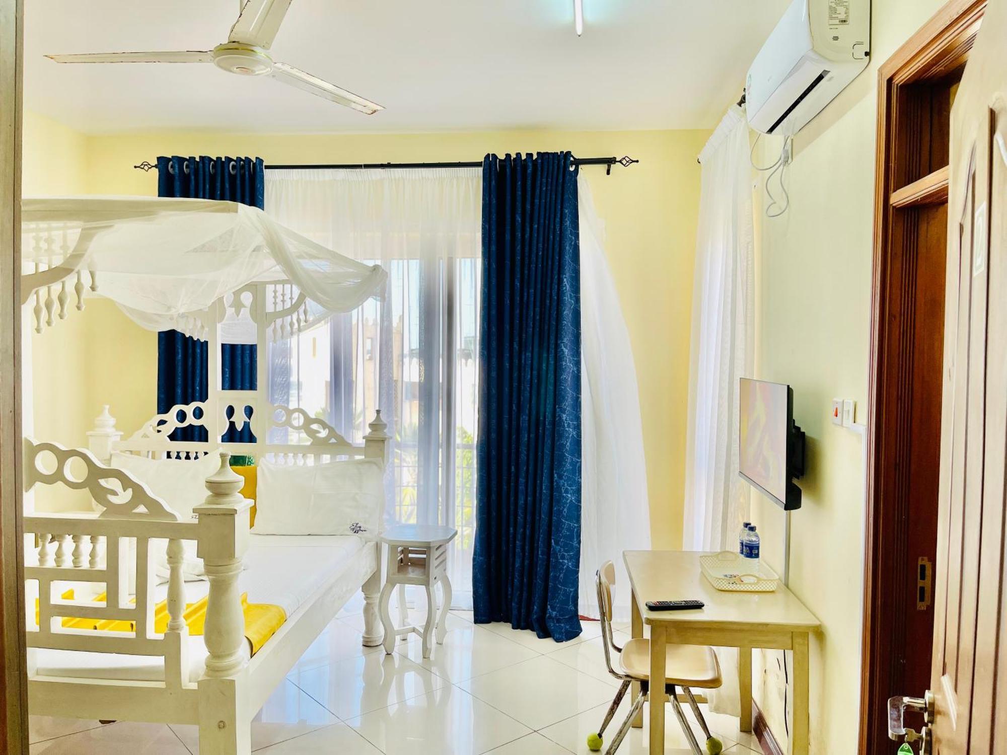 Elna'S Nyali - Work & Unwind - Pool, Sea Views, Ac & Fast Wi-Fi Bed & Breakfast Mombasa Bagian luar foto