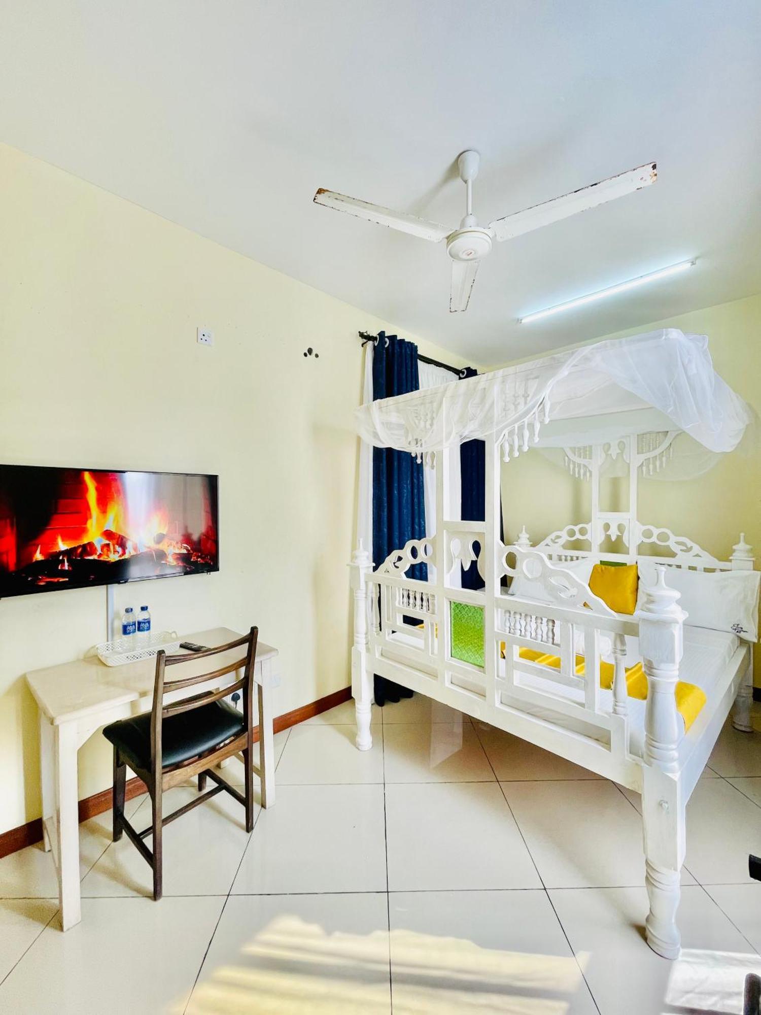 Elna'S Nyali - Work & Unwind - Pool, Sea Views, Ac & Fast Wi-Fi Bed & Breakfast Mombasa Bagian luar foto