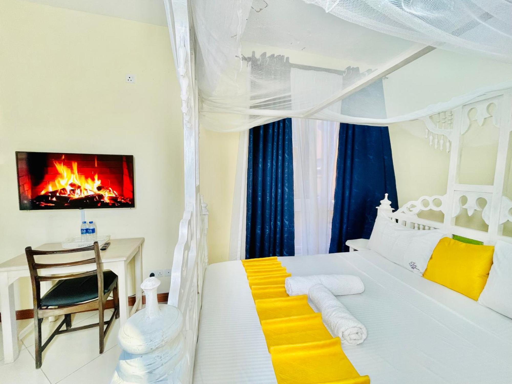 Elna'S Nyali - Work & Unwind - Pool, Sea Views, Ac & Fast Wi-Fi Bed & Breakfast Mombasa Bagian luar foto