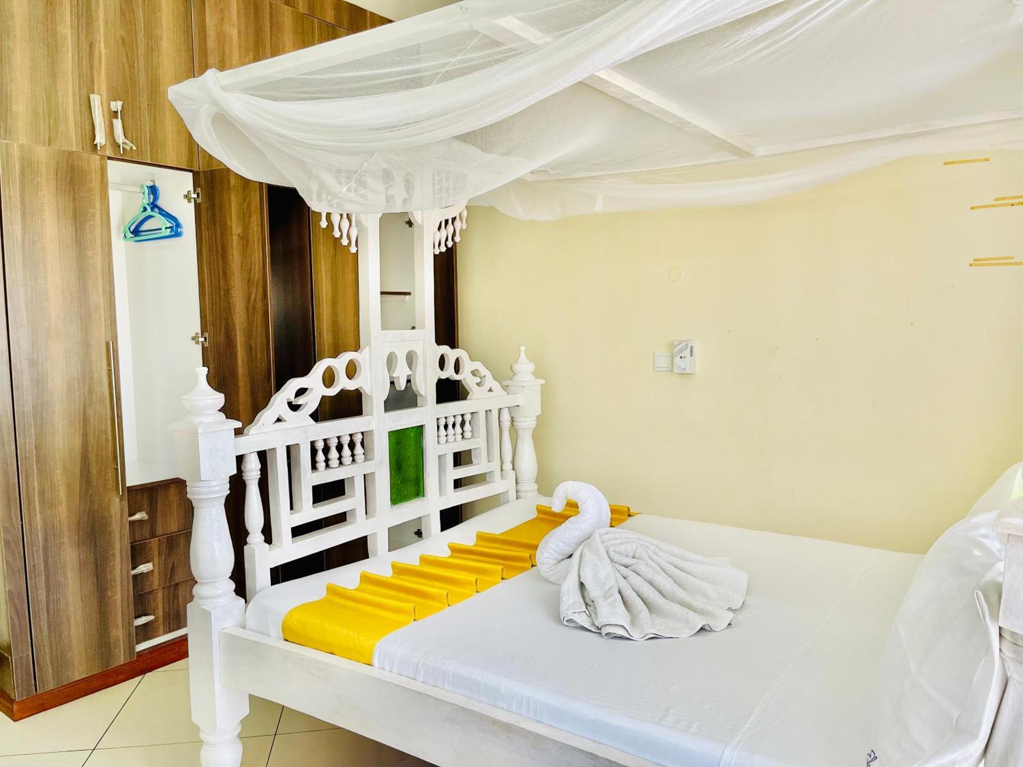 Elna'S Nyali - Work & Unwind - Pool, Sea Views, Ac & Fast Wi-Fi Bed & Breakfast Mombasa Bagian luar foto