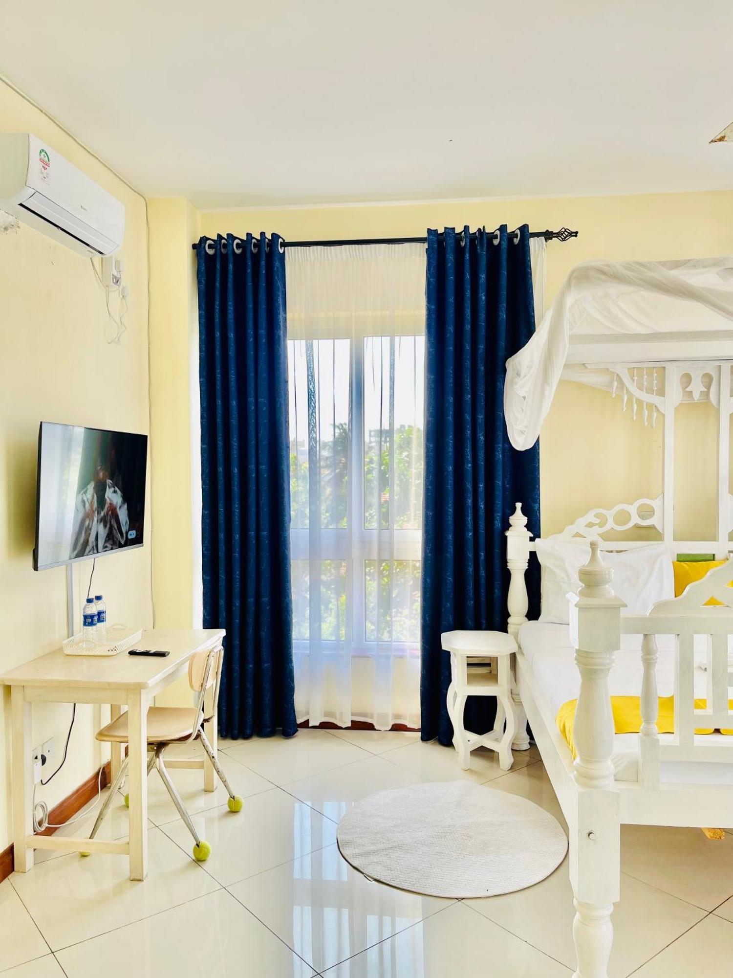 Elna'S Nyali - Work & Unwind - Pool, Sea Views, Ac & Fast Wi-Fi Bed & Breakfast Mombasa Bagian luar foto