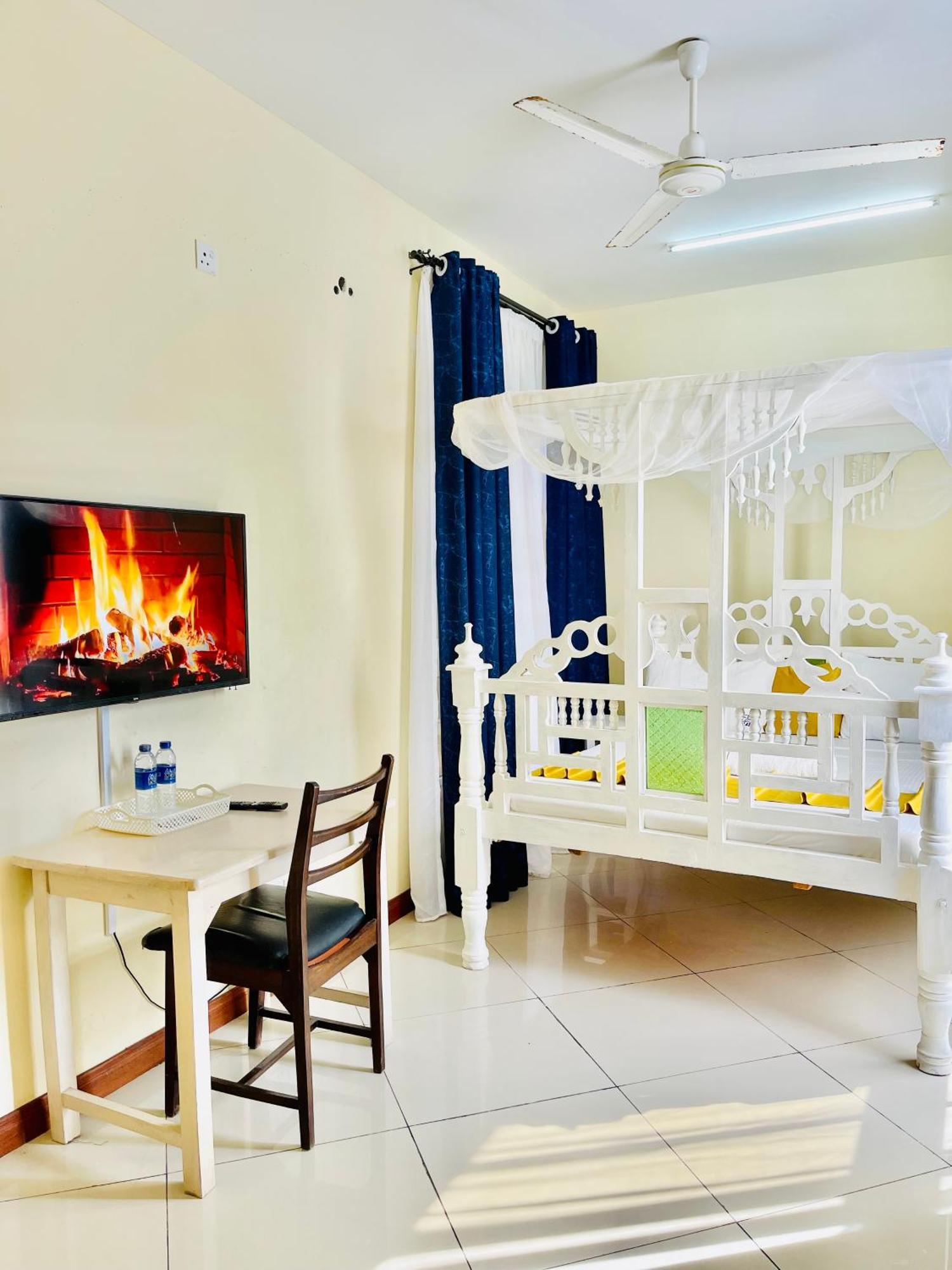 Elna'S Nyali - Work & Unwind - Pool, Sea Views, Ac & Fast Wi-Fi Bed & Breakfast Mombasa Bagian luar foto