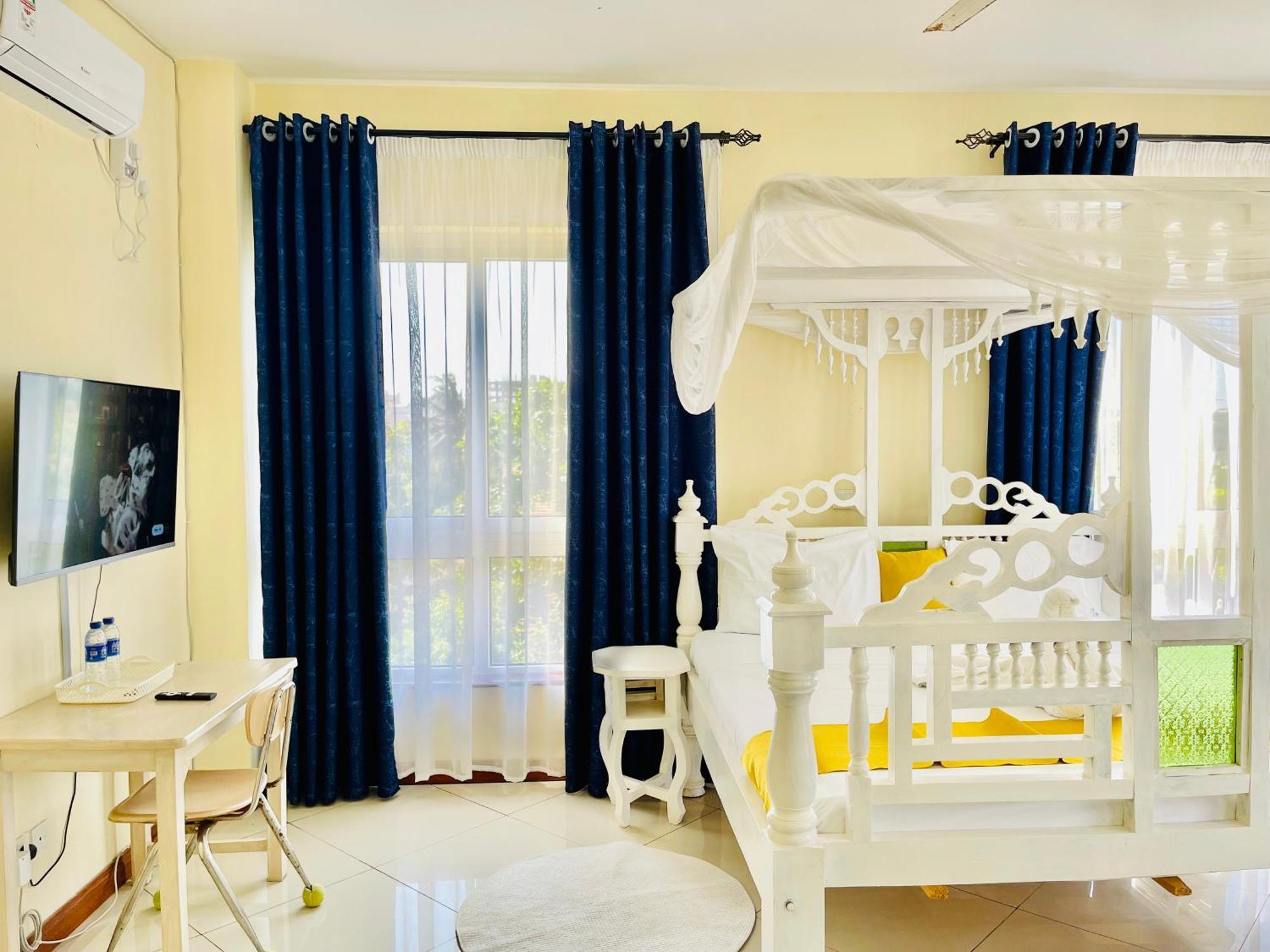 Elna'S Nyali - Work & Unwind - Pool, Sea Views, Ac & Fast Wi-Fi Bed & Breakfast Mombasa Bagian luar foto
