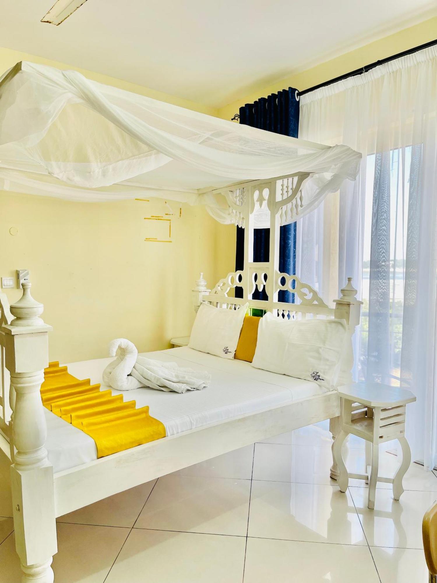 Elna'S Nyali - Work & Unwind - Pool, Sea Views, Ac & Fast Wi-Fi Bed & Breakfast Mombasa Bagian luar foto