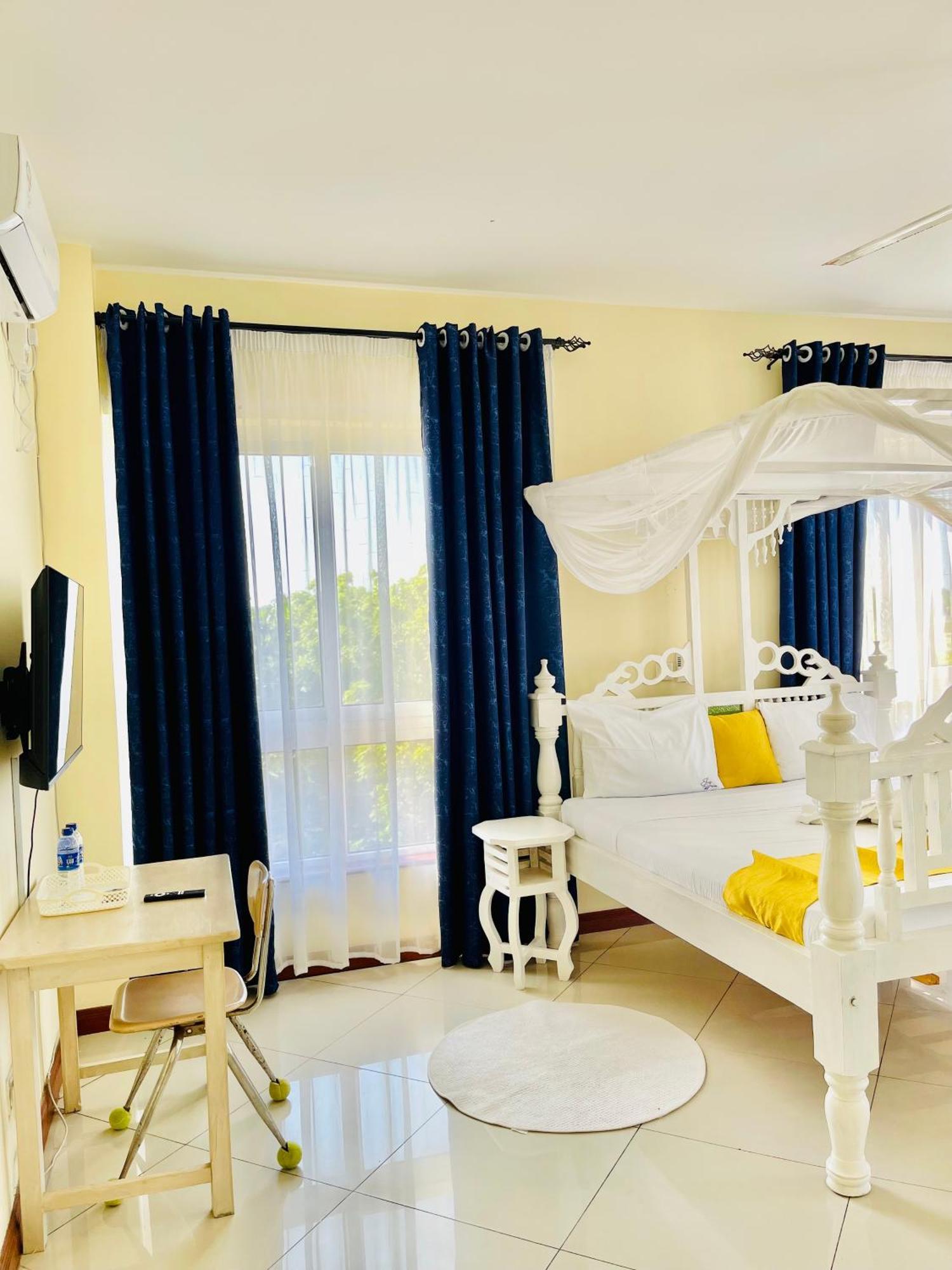 Elna'S Nyali - Work & Unwind - Pool, Sea Views, Ac & Fast Wi-Fi Bed & Breakfast Mombasa Bagian luar foto