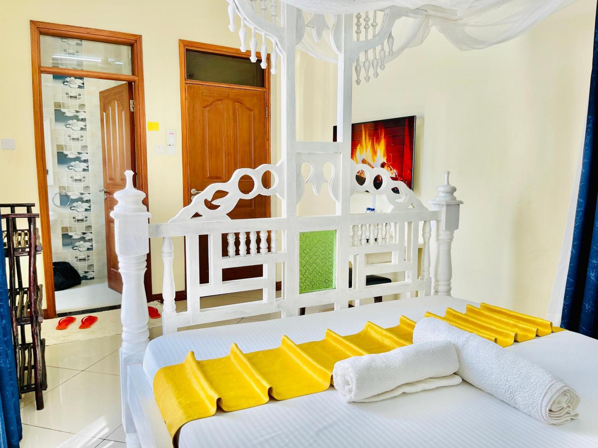 Elna'S Nyali - Work & Unwind - Pool, Sea Views, Ac & Fast Wi-Fi Bed & Breakfast Mombasa Bagian luar foto
