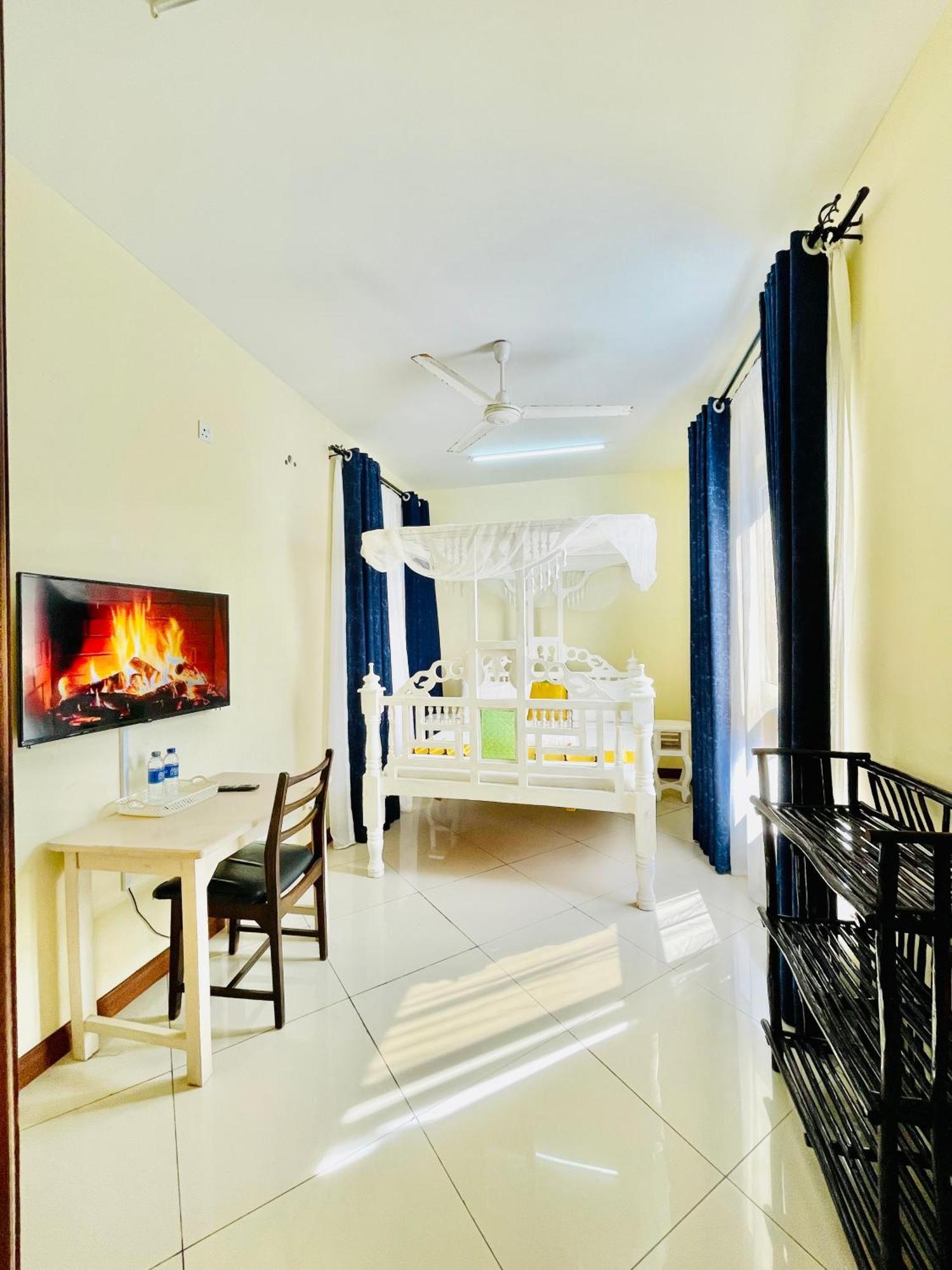 Elna'S Nyali - Work & Unwind - Pool, Sea Views, Ac & Fast Wi-Fi Bed & Breakfast Mombasa Bagian luar foto