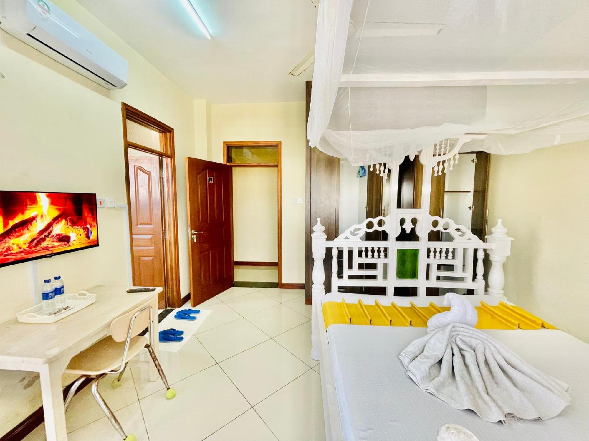 Elna'S Nyali - Work & Unwind - Pool, Sea Views, Ac & Fast Wi-Fi Bed & Breakfast Mombasa Bagian luar foto