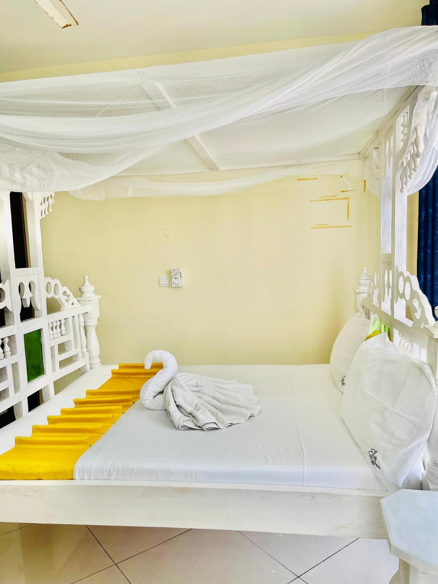 Elna'S Nyali - Work & Unwind - Pool, Sea Views, Ac & Fast Wi-Fi Bed & Breakfast Mombasa Bagian luar foto