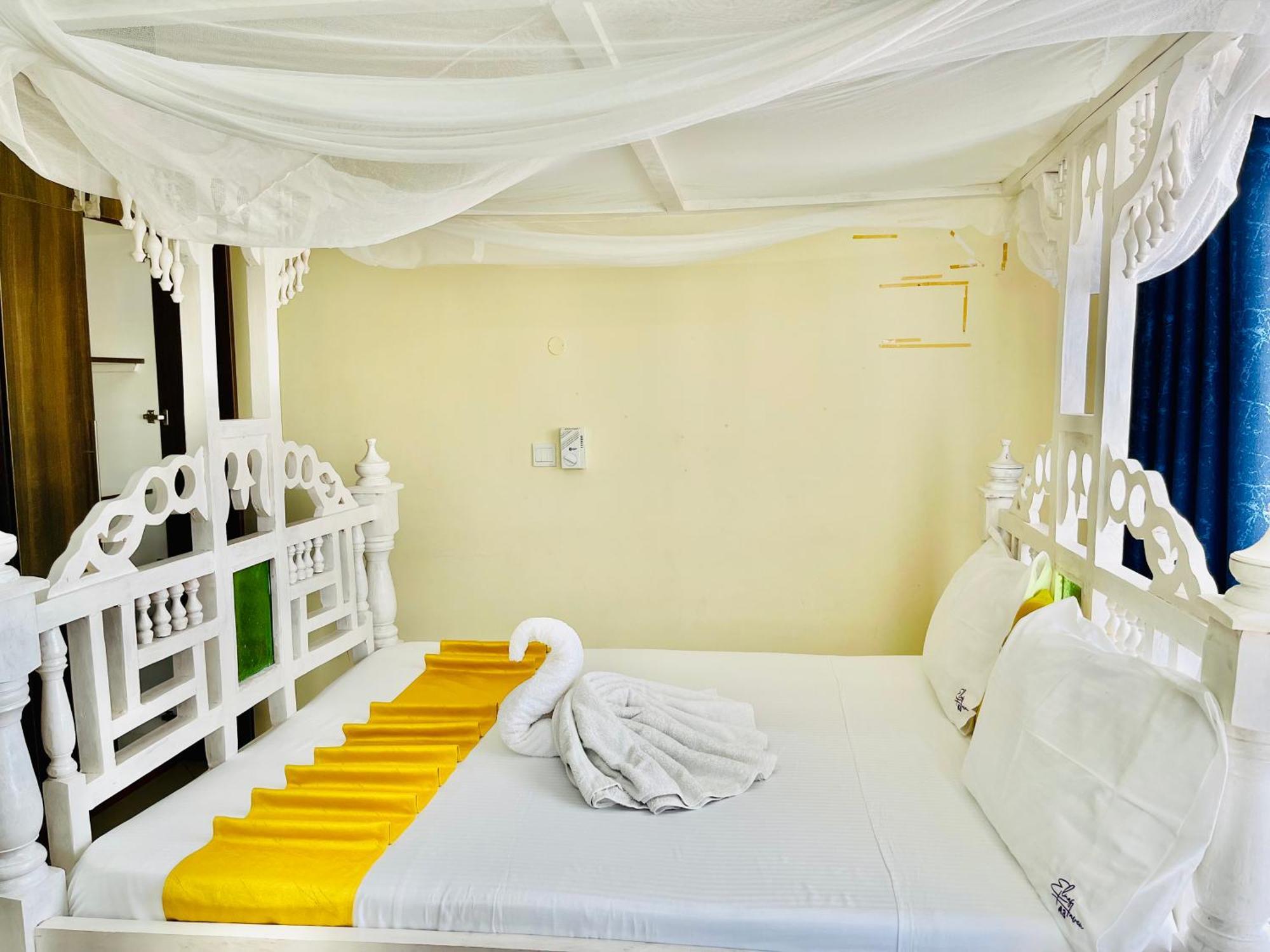 Elna'S Nyali - Work & Unwind - Pool, Sea Views, Ac & Fast Wi-Fi Bed & Breakfast Mombasa Bagian luar foto