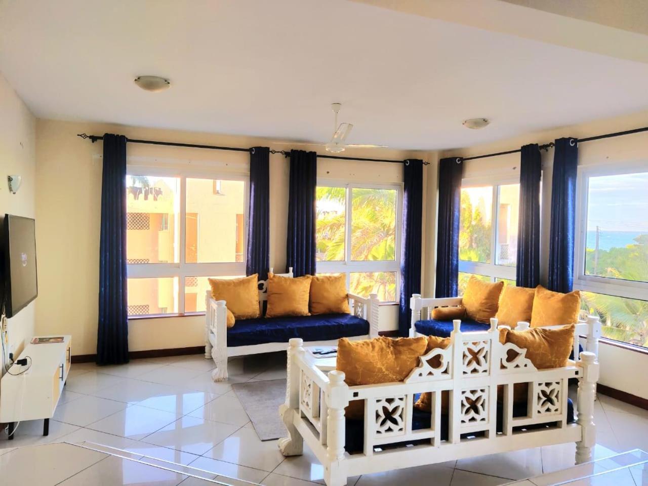 Elna'S Nyali - Work & Unwind - Pool, Sea Views, Ac & Fast Wi-Fi Bed & Breakfast Mombasa Bagian luar foto