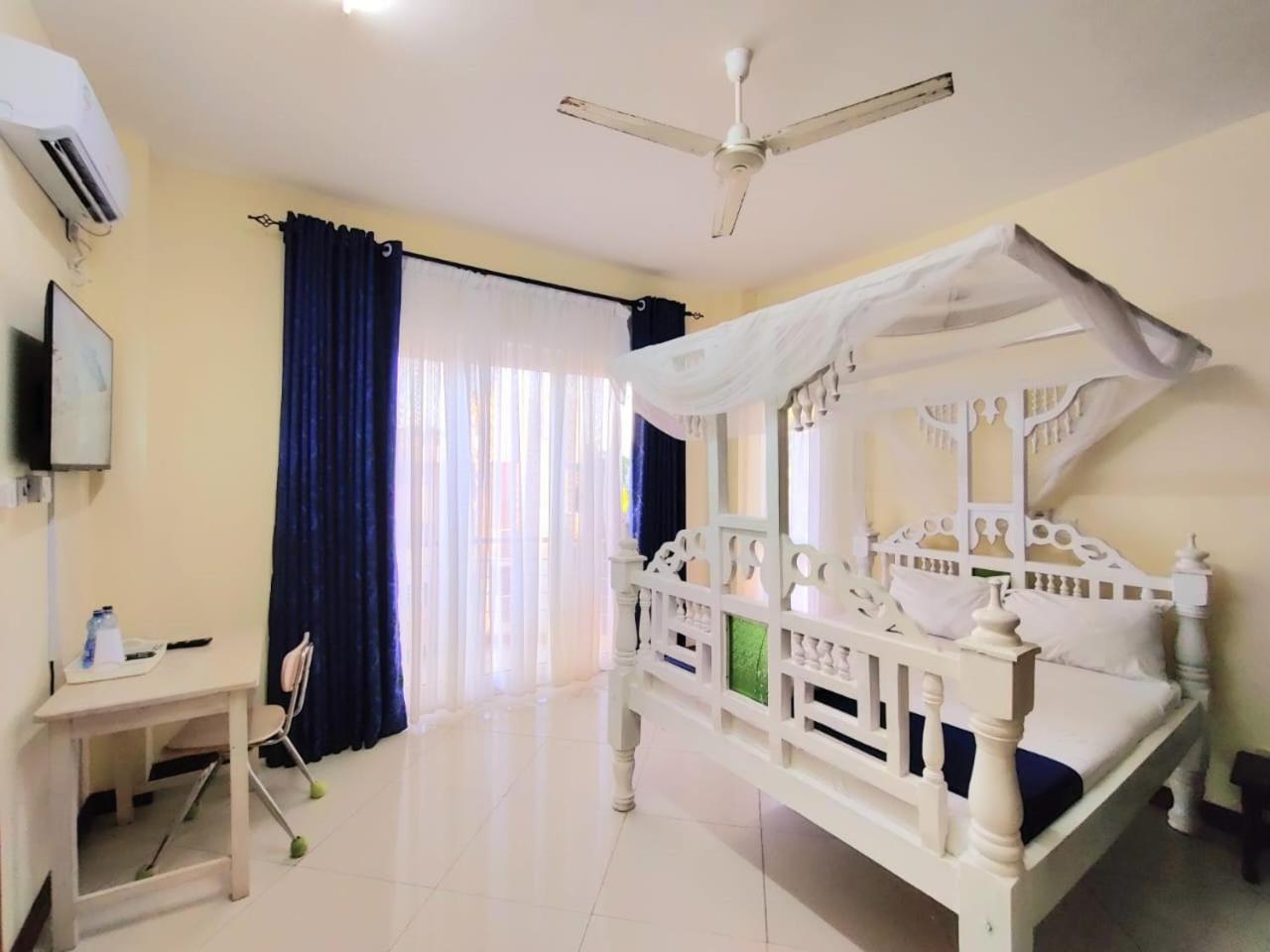 Elna'S Nyali - Work & Unwind - Pool, Sea Views, Ac & Fast Wi-Fi Bed & Breakfast Mombasa Bagian luar foto