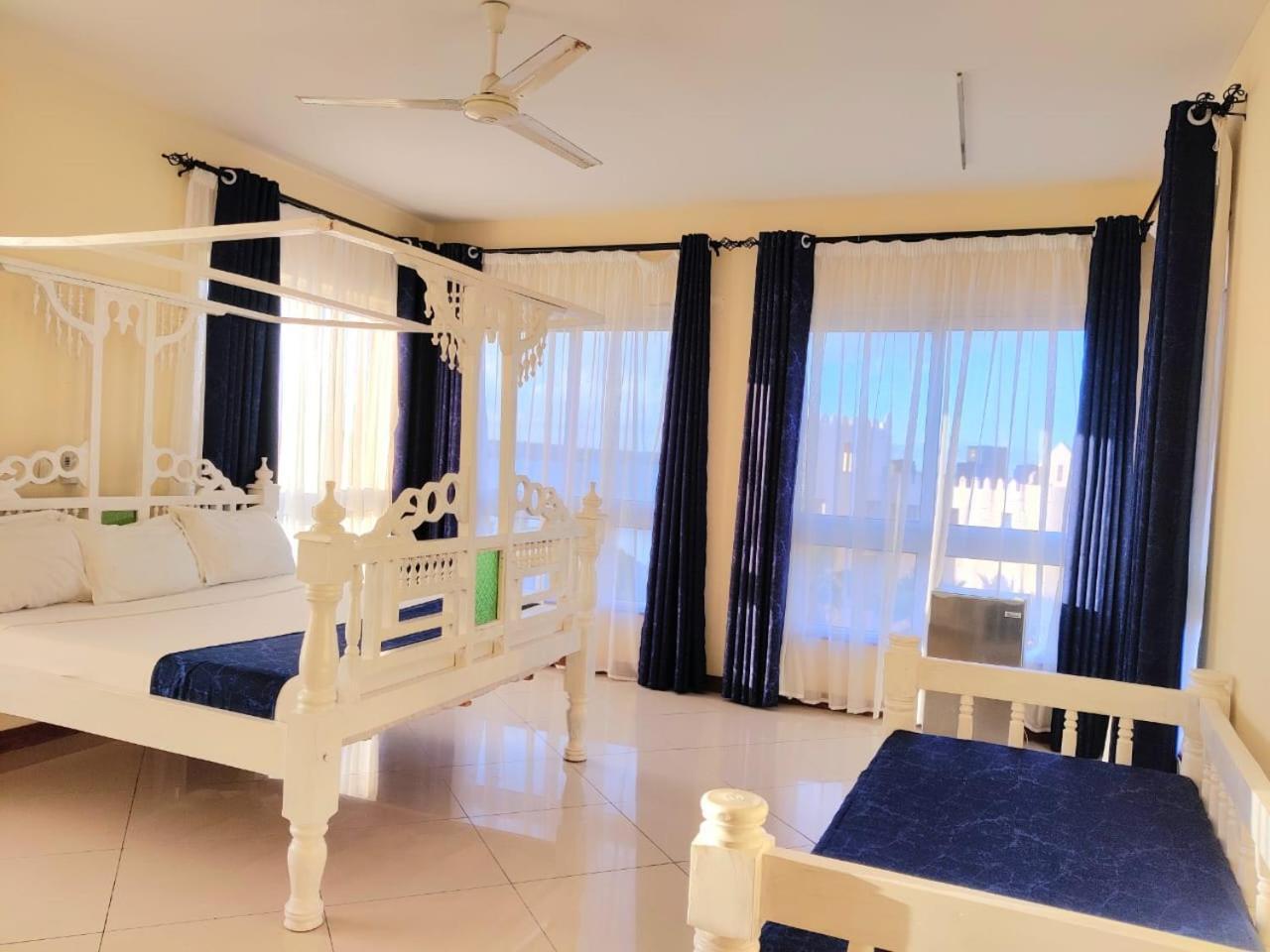 Elna'S Nyali - Work & Unwind - Pool, Sea Views, Ac & Fast Wi-Fi Bed & Breakfast Mombasa Bagian luar foto