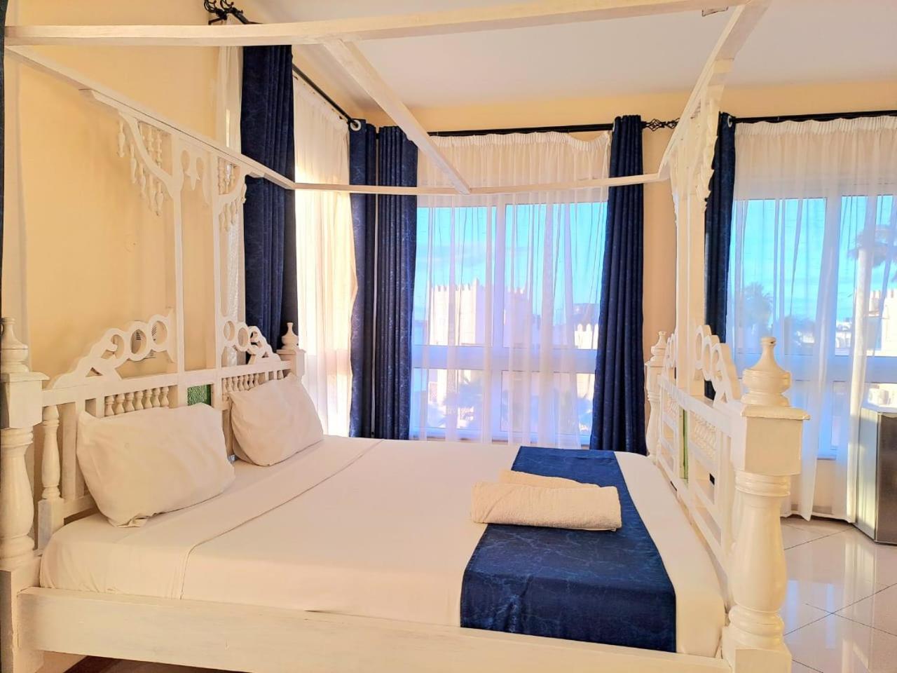 Elna'S Nyali - Work & Unwind - Pool, Sea Views, Ac & Fast Wi-Fi Bed & Breakfast Mombasa Bagian luar foto
