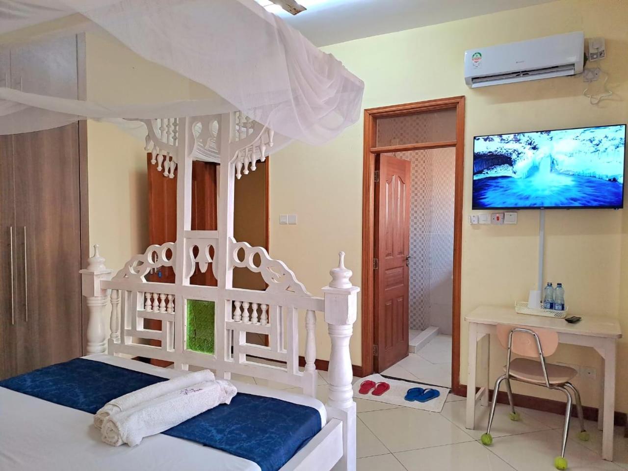 Elna'S Nyali - Work & Unwind - Pool, Sea Views, Ac & Fast Wi-Fi Bed & Breakfast Mombasa Bagian luar foto